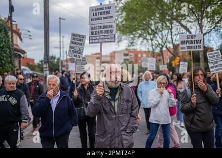 Barcelona, Barcelona, Spanien. 14. April 2023. Dutzende von Einwohnern des Carmel-Viertels protestieren gegen das Unglück, das von Touristen in den Bunkern del Carmel verursacht wird, vor allem nachts. Der Aussichtspunkt Bunkers del Carmel ist zu einer der wichtigsten Touristenattraktionen in Barcelona geworden, vor allem aufgrund seiner Verbreitung in sozialen Netzwerken. (Kreditbild: © Marc Asensio Clupes/ZUMA Press Wire) NUR REDAKTIONELLE VERWENDUNG! Nicht für den kommerziellen GEBRAUCH! Kredit: ZUMA Press, Inc./Alamy Live News Stockfoto