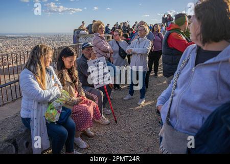 Barcelona, Barcelona, Spanien. 14. April 2023. Dutzende von Einwohnern des Carmel-Viertels protestieren gegen das Unglück, das von Touristen in den Bunkern del Carmel verursacht wird, vor allem nachts. Der Aussichtspunkt Bunkers del Carmel ist zu einer der wichtigsten Touristenattraktionen in Barcelona geworden, vor allem aufgrund seiner Verbreitung in sozialen Netzwerken. (Kreditbild: © Marc Asensio Clupes/ZUMA Press Wire) NUR REDAKTIONELLE VERWENDUNG! Nicht für den kommerziellen GEBRAUCH! Kredit: ZUMA Press, Inc./Alamy Live News Stockfoto
