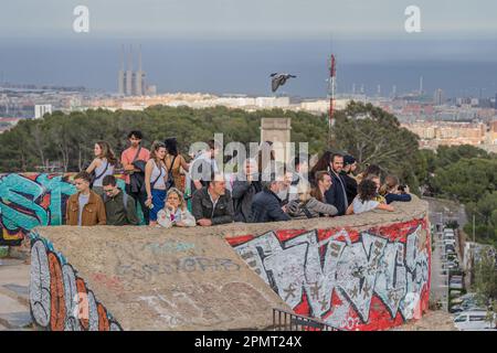 Barcelona, Barcelona, Spanien. 14. April 2023. Dutzende von Einwohnern des Carmel-Viertels protestieren gegen das Unglück, das von Touristen in den Bunkern del Carmel verursacht wird, vor allem nachts. Der Aussichtspunkt Bunkers del Carmel ist zu einer der wichtigsten Touristenattraktionen in Barcelona geworden, vor allem aufgrund seiner Verbreitung in sozialen Netzwerken. (Kreditbild: © Marc Asensio Clupes/ZUMA Press Wire) NUR REDAKTIONELLE VERWENDUNG! Nicht für den kommerziellen GEBRAUCH! Kredit: ZUMA Press, Inc./Alamy Live News Stockfoto