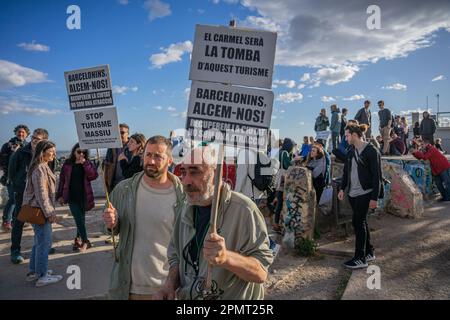Barcelona, Barcelona, Spanien. 14. April 2023. Dutzende von Einwohnern des Carmel-Viertels protestieren gegen das Unglück, das von Touristen in den Bunkern del Carmel verursacht wird, vor allem nachts. Der Aussichtspunkt Bunkers del Carmel ist zu einer der wichtigsten Touristenattraktionen in Barcelona geworden, vor allem aufgrund seiner Verbreitung in sozialen Netzwerken. (Kreditbild: © Marc Asensio Clupes/ZUMA Press Wire) NUR REDAKTIONELLE VERWENDUNG! Nicht für den kommerziellen GEBRAUCH! Kredit: ZUMA Press, Inc./Alamy Live News Stockfoto