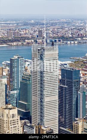 Blick von oben: Das New York Times Building erhebt sich über Midtown; die eingekerbten Ecken stellen den Stahlrahmen frei. Ein Schirm aus weißen Keramikstäben lenkt die Wärme ab. Stockfoto