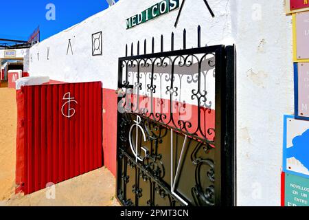 Malaga Mijas Pueblo Dorf die Plaza de Toros Stierkampfarena Eingangstüren in glitzerndem Sonnenlicht und tiefblauem Himmel Stockfoto