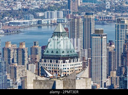 Blick von oben: Eine kupferummantelte achteckige Pyramide mit dem Spitznamen „David’s Diamond“ für den Architekten David Childs, Caps One Worldwide Plaza in Midtown. Stockfoto