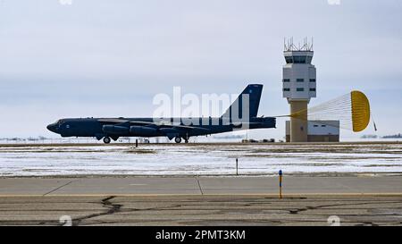 Eine B-52H Stratofortess, die dem 2. Bombenflügel am Luftwaffenstützpunkt Barksdale, L.A., zugeteilt wurde, landet auf dem Luftwaffenstützpunkt Minot, North Dakota, während der Global Thunder Übung am 7. April 2023. Flugzeuge und Flugzeuge des 2. Bombenflügels in Barksdale AFB, LA integriert mit 5. Bombenflügelpersonal in Minot AFB, um kombinierte B-52H Stratofortress Planung, Wartung, Sicherheit, Logistik und Betrieb zur Unterstützung von GT23 durchzuführen. (USA Air Force Foto von Senior Airman Zachary Wright) Stockfoto