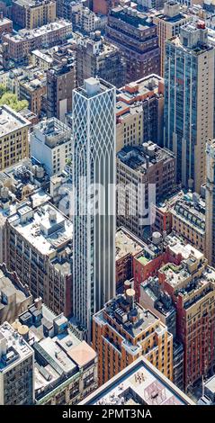 Blick von oben: 30 East 31. Street das weiße Terracotta-Gitter bildet ineinander greifende Bögen über Midtown Manhattan. Stockfoto