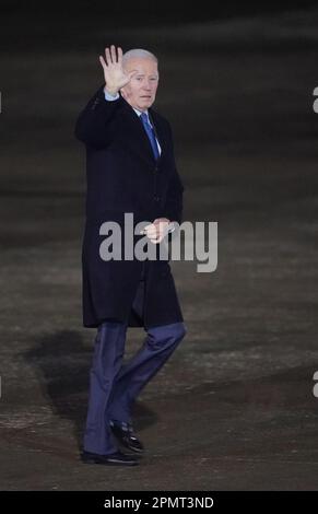 US-Präsident Joe Biden steigt am letzten Tag seines Besuchs auf der Insel Irland in ein Flugzeug, um den irischen West Airport Knock in der Grafschaft Mayo zu verlassen. Foto: Freitag, 14. April 2023. Stockfoto