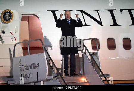 US-Präsident Joe Biden steigt am letzten Tag seines Besuchs auf der Insel Irland in ein Flugzeug, um den irischen West Airport Knock in der Grafschaft Mayo zu verlassen. Foto: Freitag, 14. April 2023. Stockfoto