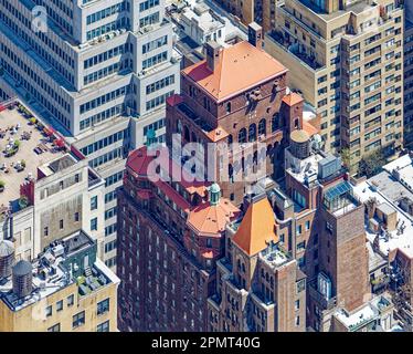 Blick von oben: Die roten Ziegeldächer und Kupferkupfer des ehemaligen Fraternity Clubs Building, jetzt das NH Collection New York Madison Avenue Hotel. Stockfoto