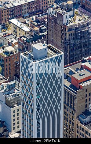 Blick von oben: 30 East 31. Street das weiße Terracotta-Gitter bildet ineinander greifende Bögen über Midtown Manhattan. Stockfoto