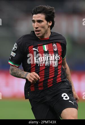 Mailand, Italien. 12. April 2023. Sandro Tonali vom AC Mailand während des UEFA Champions League-Spiels in Giuseppe Meazza, Mailand. Der Bildausdruck sollte lauten: Jonathan Moscrop/Sportimage Credit: Sportimage/Alamy Live News Stockfoto