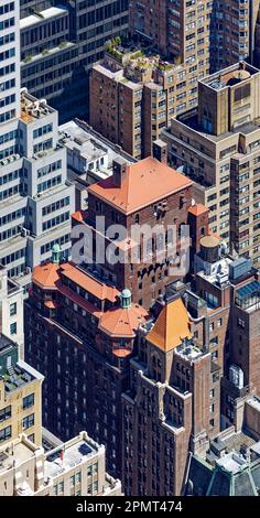 Blick von oben: Die roten Ziegeldächer und Kupferkupfer des ehemaligen Fraternity Clubs Building, jetzt das NH Collection New York Madison Avenue Hotel. Stockfoto