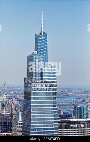 Blick von oben: Der extrahohe Turm des Vanderbilt ist mit Terrakotta und Glas verkleidet. Die Beobachtungsdecks werden als „der Gipfel“ bezeichnet. Stockfoto