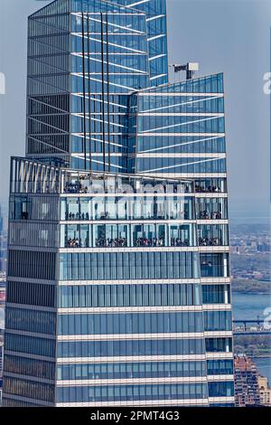 Blick von oben: Der extrahohe Turm des Vanderbilt ist mit Terrakotta und Glas verkleidet. Die Beobachtungsdecks werden als „der Gipfel“ bezeichnet. Stockfoto