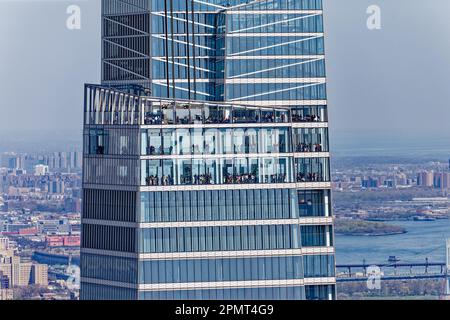 Blick von oben: Der extrahohe Turm des Vanderbilt ist mit Terrakotta und Glas verkleidet. Die Beobachtungsdecks werden als „der Gipfel“ bezeichnet. Stockfoto