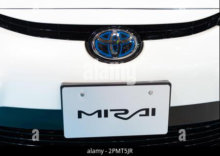 Odaiba, Tokio, Japan, Toyota Showcase Mega Web Palette Town - 2. Januar 2020: Nahaufnahme der Vorderseite des Toyota MIRAI Fuel Cell Fahrzeugs. Stockfoto