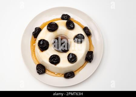 Köstliches hausgemachtes traditionelles brasilianisches Dessert, bekannt als „Manjar“ mit Pflaumensirup. Traditionell zu Weihnachten und Neujahr in Brasilien konsumiert. Stockfoto