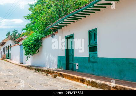 Kolonialstraße in Barichara Santander mit einem rustikalen Haus mit einem Ziegeldach Stockfoto