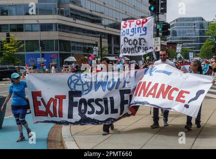 WASHINGTON, DC, USA - 14. APRIL 2023:Demonstranten gegen die Jahresversammlung der Weltbank und des IWF in Washington DC, Parade die Pennsylvania Avenue hinunter zum Weißen Haus und Capital Hill. (Foto von Tony Quinn-Alamy Live News) Stockfoto