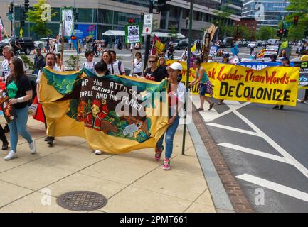 WASHINGTON, DC, USA - 14. APRIL 2023:Demonstranten gegen die Jahresversammlung der Weltbank und des IWF in Washington DC, Parade die Pennsylvania Avenue hinunter zum Weißen Haus und Capital Hill. (Foto von Tony Quinn-Alamy Live News) Stockfoto