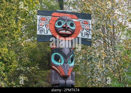 Vancouver, Kanada - 11. September 2022: Der Totempfahl im Staley Park ist einer von vielen Totempfählen der First Nations, die im Park ausgestellt werden. Stockfoto