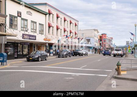 Ketchikan, AK - 9. September 2022: Geschäfte und Restaurants in der Innenstadt von Ketchikan, Alaska. Stockfoto