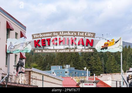 Ketchikan, AK - 9. September 2022: Willkommensschild in der Innenstadt von Ketchikan, Alaska. Stockfoto