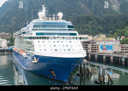 Juneau, AK - 8. September 2022: Das Kreuzfahrtschiff Celebrity Eclipse legt in Juneau, Alaska an Stockfoto