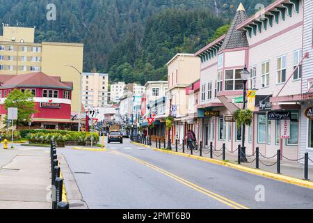 Juneau, Alaska - 8. September 2020: Blick auf die Franklin Street nach Norden im alten Stadtbezirk von Juneau, Alaska Stockfoto