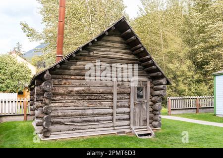 Skagway, AK - 7. September 2022: Außenansicht der historischen Moore Homestead Hütte, die 1887 von Captain William Moore erbaut wurde Stockfoto