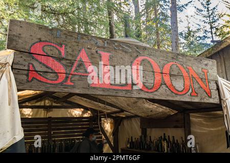 Altes Saloon-Schild über einem Zelt im westlichen Goldgräberlager Stockfoto