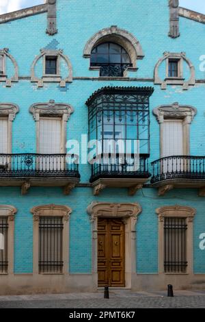 Zafra, Badajoz, Spanien - 30. Oktober 2022: Schöne Fassade eines alten Gebäudes in der Stadt Zafra, Provinz Badajoz, in der Autonomen Gemeinschaft Extrem Stockfoto