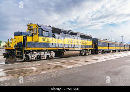 Anchorage, AK - 4. September 2022: Der Passagierzug der Alaska Railroad wartet auf die Abfahrt vom Anchorage Depot in Alaska Stockfoto