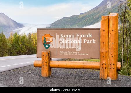 Seward, AK - 2. September 2022: Eingangsschild zum Kenai Fjords National Park Ausfahrt Glacier Gegend nahe Seward, Alaska Stockfoto