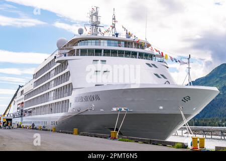 Seward, AK - 1. September 2022: Silver Shadow Cruise Ship, Teil der Silversea Cruise Line Flotte, angelegt in Seward, Alaska Stockfoto