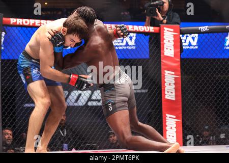 14. April 2023: (L-R) Welterweight Magomed Umalatov und Dilano Taylor in Aktion während der regulären Kampfnacht im PFL 3 im The Theater Inside the Virgin Hotel am 14. April 2023 in Las Vegas, NV. Christopher Trim/CSM. Stockfoto