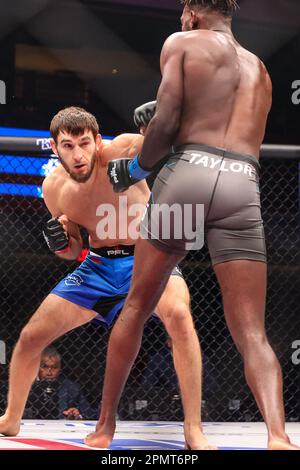 14. April 2023: (L-R) Welterweight Magomed Umalatov schlägt Dilano Taylor während der regulären Kampfnacht in der PFL 3 im Theater im Virgin Hotel am 14. April 2023 in Las Vegas, NV. Christopher Trim/CSM. Stockfoto