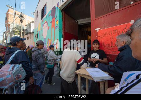 Buenos Aires, Argentinien. 14. April 2023. Die Leute stehen vor einer Suppenküche im Viertel Los Piletones, während die Inflation im Land rasant ansteigt. Insbesondere die Kosten für Bildung, Kleidung und Lebensmittel sind stark gestiegen. Kredit: Florencia Martin/dpa/Alamy Live News Stockfoto