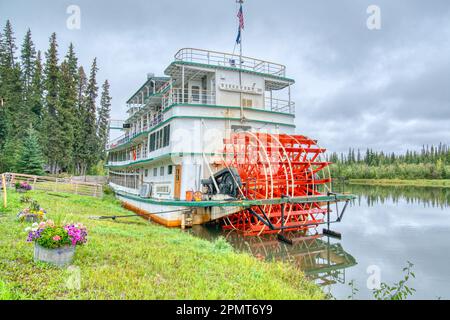 Fairbanks, Alaska - 27. August 2022: Das Flussboot Discovery III legt am Chena Village in Fairbanks, Alaska, an. Das Heckradboot gehört dem Bi Stockfoto