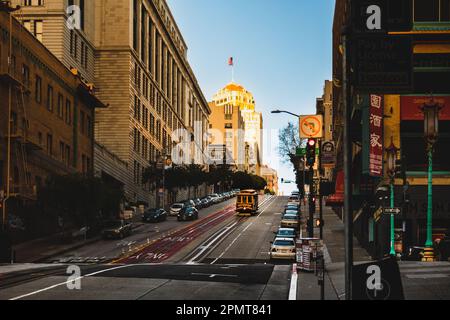 San Francisco, Kalifornien, USA. April 02 2023 : Blick am frühen Morgen auf die Market Street im Finanzviertel von San Francisco. Seilbahn läuft. Stockfoto