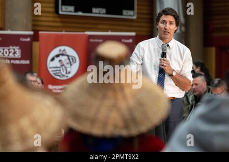 Vancouver, British Columbia, Kanada. 14. April 2023. Premierminister JUSTIN TRUDEAU veranstaltet am 14. April ein Rathaus mit Mitgliedern der Squamish First Nation auf Reserveflächen in der Nähe von North Vancouver, British Columbia. Trudeau nutzte die Gelegenheit, um $8,2 Milliarden an Finanzmitteln über einen Zeitraum von 10 Jahren an die First Nations Health Authority in der Provinz, die die Verantwortung von der Bundesregierung für die Verwaltung und Bereitstellung der Gesundheitsversorgung für die 200 indigenen Gemeinschaften von B.C. im Jahr 2013 übernommen hat, bekannt zu geben. Mit der Erneuerung der Finanzierung am Freitag räumte die Regierung ein, dass die indigenen Kanadier mit Historie konfrontiert waren Stockfoto