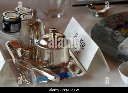 Peking, China. 15. April 2023. Vor einem Arbeitsfrühstück des deutschen Außenministers Baerbock (Bündnis 90/die Grünen) und Politbüro-Mitglieds Wang in der Großen Halle des Hotel St. Regis Bejing, ein Schild mit der chinesischen Inschrift für "Baerbock-Außenminister" steht vor dem Teller des deutschen Politikers. Kredit: Soeren Stache/dpa/Alamy Live News Stockfoto