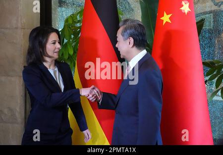 Peking, China. 15. April 2023. Außenministerin Annalena Baerbock (Bündnis 90/die Grünen) und Wang Yi, Politbüro-Mitglied und Direktor des Büros der Kommission für auswärtige Angelegenheiten des Zentralkomitees Chinas, treffen sich zu einem Arbeitsfrühstück in der Großen Halle des Hotels St. Regis Bejing. Kredit: Soeren Stache/dpa/Alamy Live News Stockfoto