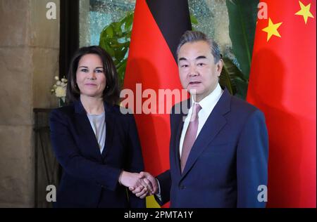 Peking, China. 15. April 2023. Außenministerin Annalena Baerbock (Bündnis 90/die Grünen) und Wang Yi, Politbüro-Mitglied und Direktor des Büros der Kommission für auswärtige Angelegenheiten des Zentralkomitees Chinas, treffen sich zu einem Arbeitsfrühstück in der Großen Halle des Hotels St. Regis Bejing. Kredit: Soeren Stache/dpa/Alamy Live News Stockfoto