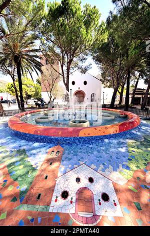 Malaga Mijas Pueblo Dorf das 16. Jahrhundert die Unbefleckte Empfängniskirche in brillantem Sonnenschein mit Springbrunnen und Mosaiken Stockfoto