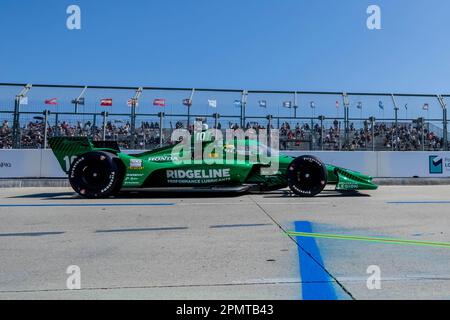 Long Beach, Kalifornien, USA. 14. April 2023. April 14, 2023 Long Beach, Kalifornien: ALEX PALOU (10) aus Barcelona, Spanien, verlässt die Boxenstraße während einer Übung für den Acura Grand Prix von Long Beach auf den Straßen von Long Beach in Long Beach, Kalifornien. (Kreditbild: © Walter G. Arce Sr./ZUMA Press Wire) NUR REDAKTIONELLE VERWENDUNG! Nicht für den kommerziellen GEBRAUCH! Kredit: ZUMA Press, Inc./Alamy Live News Stockfoto