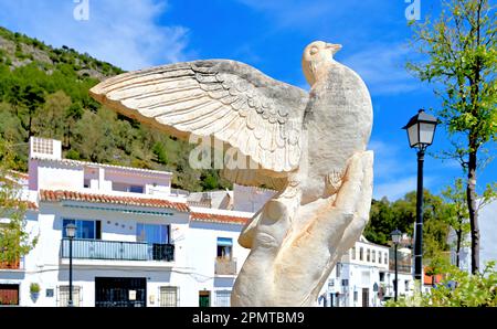 Malaga Mijas Pueblo Dorf wunderschöner Vogel in der Hand Tauben Skulptur in glitzerndem Sonnenlicht und tiefblauem Himmel Stockfoto