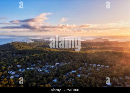 Murrays Beach Seeufer Stadt in Wäldern an der Pazifikküste und Lake Macquarie in Australien - Luftpanorama. Stockfoto