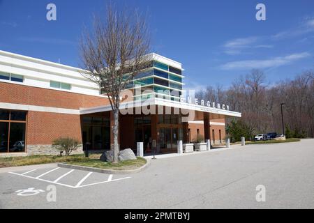 Eingang für Notaufnahme am Middlesex Health Shoreline Medical and Cancer Center. Außenpavillon mit Behindertenparkplatz vor dem Hotel. Stockfoto