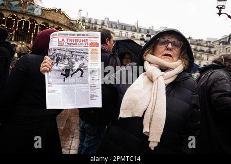 Paris, Frankreich. 14. April 2023. Eine Demonstrantin hält während der Demonstration ein Plakat, auf dem sie ihre Meinung zum Ausdruck bringt. Der französische Verfassungsrat hat das unpopuläre Gesetz der Regierung Macron gebilligt, das Rentenalter auf 64 Jahre anzuheben. In Paris protestierten Tausende in der Nähe des Hotels de Ville und nahmen die Straßen, um Proteste und Zusammenstöße mit der Polizei zu saugen. Kredit: SOPA Images Limited/Alamy Live News Stockfoto