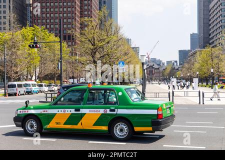 April 2023, Tokyo Shinjuku Bezirk, Toyota Crown Taxi Autos auf den Straßen von Tokio, Japan, Asien Stockfoto